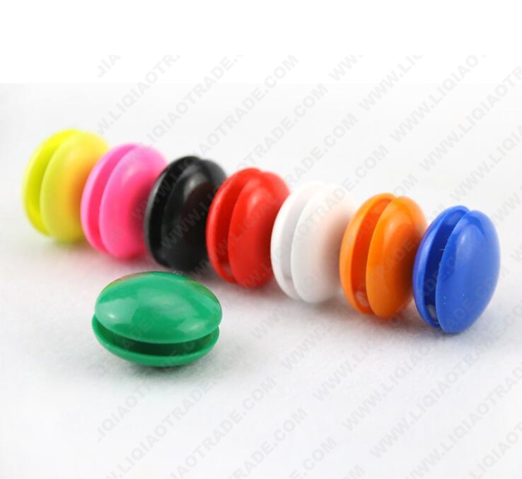 Magnetic buttons with deferent sizes